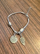 Śliczna bransoletka z zawieszkami