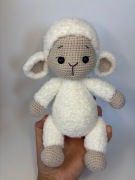 maskotka, rękodzieło owieczka. maskotka na szydełku. prezent.amigurumi