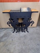 Gril z motywem koni.