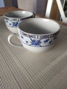 Dwie filiżanki porcelanowe.