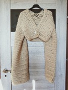 Sweter zapinany na perłową muszlę 