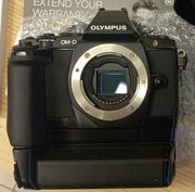 Olympus OM-D E-M5 z gripem HLD-6 i SIGMĄ Art 30mm 2,8 DN