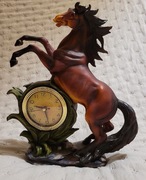Zegar z figurką konia , wykonany z żywicy - 30 cm .