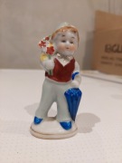 Figurka porcelana chłopiec kwiaty import 