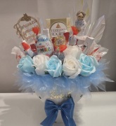 Kielich komunijny z róż mydlanych Raffaello i czekoladek Kinder. 