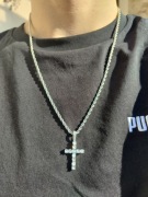 MĘSKI NASZYJNIK KRZYŻ WYSADZANY CYRKONIAMI KOLOR SREBRNY PUDEŁKO PREZENTOWE