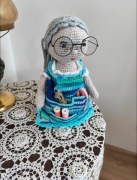 Babcia w okularach lalka na szydelku 
