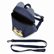 Plecak dla dziecka z szelką prowadzącą.