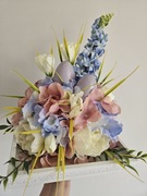 Stroik wiosenny. Dekoracja wielkanocna. Ozdoba świąteczna. Pastelowe kwiaty