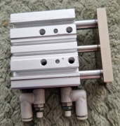 Siłownik kompaktowy z prowadnicami SMC MGPM12-20Z