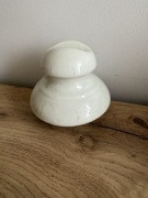 Zabytkowy biały porcelanowy izolator N-95 – okres PRL – z demontażu