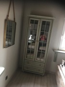 Meble pokojowe w kolorze miętowym z beżowymi przecierkami.