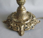 Przedwojenna, mosiężna gabinetowa / biurkowa / na komodę lampa.