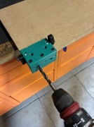 Przyrząd do nawiercania otworów pod kołki 8 mm – szablon stolarski