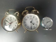 Trzy stare budziki mechaniczne 