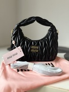 Modna czarna torebka MIU MIU, damska, elegancki design