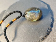 Wisiorek z labradorytem. Kamień 25 mm, długość 45-60 cm