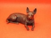 leżący chihuahua - odlewana figurka z brązu - miniatura psa z mosiądzu