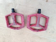 ACID - pedały czerwone z ćwiekami,jedno ma luz