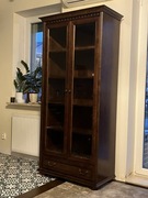 Stylowa witryna drewniana – elegancki element wystroju