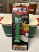 POKÉMON - BULBASAUR - CUKIERKI PUDROWE PEZ - DOZOWNIK 
