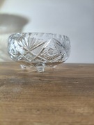 To jest kryształowa misa na trzech nogach ze szlifem "Młynek".