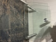 Szklany stolik ze srebrnymi podstawami