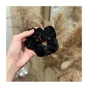 Welurowa gumka do włosów Scrunchies