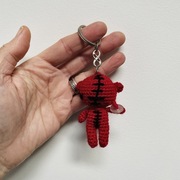 Czerwony miś zombie na szydełku Maskotka-breloczek brelok 