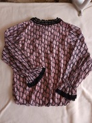 Różowa bluzka z długim rękawem i elementami koronkowymi