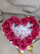 Box w kształcie serca z różami mydlanymi z słodyczami 