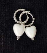 kolczyki z białym ceramicznym sercem