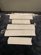 Drewniane białe żaluzje