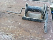 ręczna wciągarka korbowa, znana również jako wyciągarka linowa.