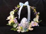 Stroik wielkanocny stojący na kole