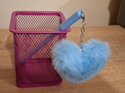 Długopis niebieski z puszkiem serduszkiem na łańcuszku 2 w 1 brelok