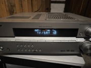 Amplituner Pioneer VSX-450 wraz z głośnikami surround i centralnym.