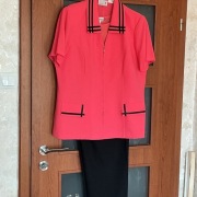 Kostiumik wiosenno-letni ze spodniami rozmiar 46 (16 USA) koralowo- czarny.