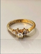 Pierścionek zaręczynowy z siedmioma brylantami