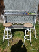 Rustykalny barek i hokery 