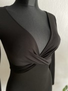 Czarna sukienka z dekoltem