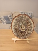 Obraz z lwem na plastrze brzozy