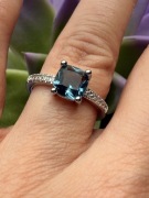 Piękny srebrny klasyczny pierścionek 925 z błękitną cyrkonia