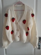 Sweter 3D truskawki kwiaty kremowy śmietankowy 