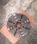 Uchwyt tokarski czteroszczękowy