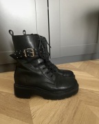 Czarne trapery z paskiem