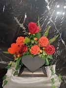 kompozycja kwiaty w sercu, na walentynki