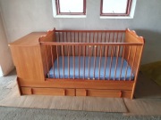 łóżeczko dzieciece z komoda i materacem