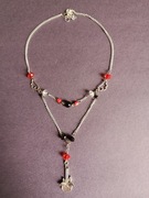 Naszyjnik czerwony gitara elektryczna skrzydła rockstar 