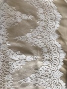 Przepiękna koronka ślubna koder śmietankowa biel